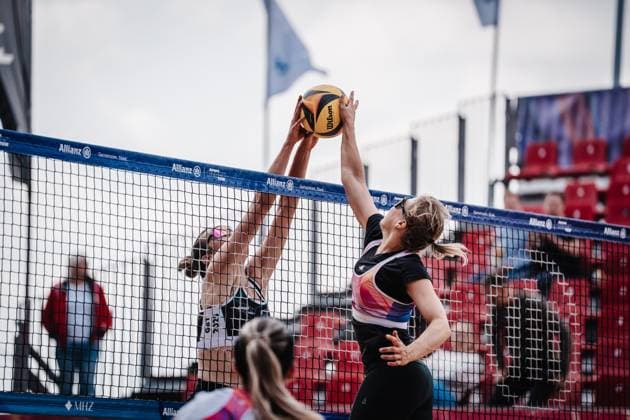 Beachvolleyball Frauen Allianz German Beach Tour 2025 Tourstop Düsseldorf 15.05.2025 v.l. Christine Aulenbrock gegen Nina Interwies Düsseldorf Robert-Lehr-Ufer Nordrhein-Westfalen Deutschland