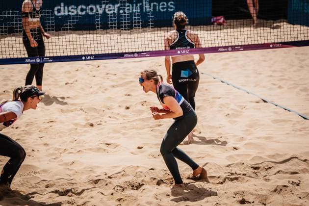 Beachvolleyball Frauen Allianz German Beach Tour 2025 Tourstop Düsseldorf 15.05.2025 v.l. Louisa Marunde und Nina Interwies jubeln nach dem Sieg Düsseldorf Robert-Lehr-Ufer Nordrhein-Westfalen Deutschland
