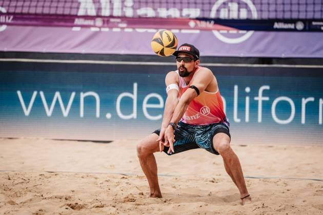 Beachvolleyball Männer Allianz German Beach Tour 2025 Tourstop Düsseldorf 15.05.2025 Jonathan Erdmann nimmt den Ball an Düsseldorf Robert-Lehr-Ufer Nordrhein-Westfalen Deutschland