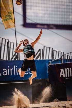 Beachvolleyball Männer Allianz German Beach Tour 2025 Tourstop Düsseldorf 15.05.2025 Luis Henrichs beim Aufschlag Düsseldorf Robert-Lehr-Ufer Nordrhein-Westfalen Deutschland