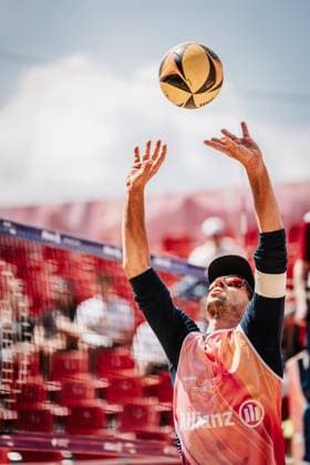 Beachvolleyball Männer Allianz German Beach Tour 2025 Tourstop Düsseldorf 15.05.2025 Nejc Zemljak spielt den Ball zu Düsseldorf Robert-Lehr-Ufer Nordrhein-Westfalen Deutschland