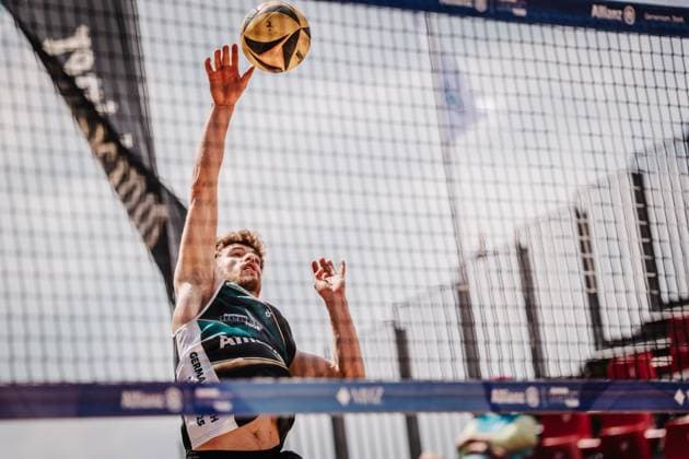 Beachvolleyball Männer Allianz German Beach Tour 2025 Tourstop Düsseldorf 15.05.2025 Luis Henrichs beim Angriff Düsseldorf Robert-Lehr-Ufer Nordrhein-Westfalen Deutschland