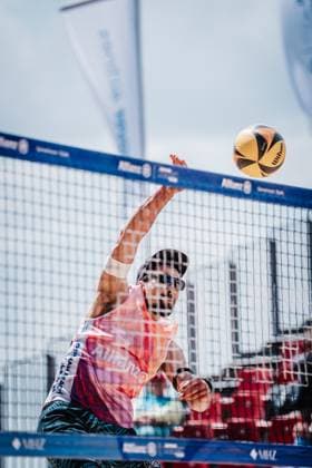 Beachvolleyball Männer Allianz German Beach Tour 2025 Tourstop Düsseldorf 15.05.2025 Jonathan Erdmann beim Angriff Düsseldorf Robert-Lehr-Ufer Nordrhein-Westfalen Deutschland
