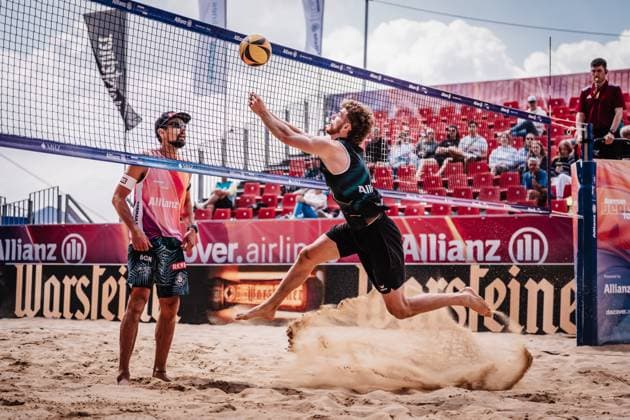 Beachvolleyball Männer Allianz German Beach Tour 2025 Tourstop Düsseldorf 15.05.2025 Luis Henrichs spielt den Ball Düsseldorf Robert-Lehr-Ufer Nordrhein-Westfalen Deutschland