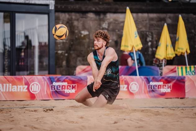 Beachvolleyball Männer Allianz German Beach Tour 2025 Tourstop Düsseldorf 15.05.2025 Luis Henrichs spielt den Ball Düsseldorf Robert-Lehr-Ufer Nordrhein-Westfalen Deutschland