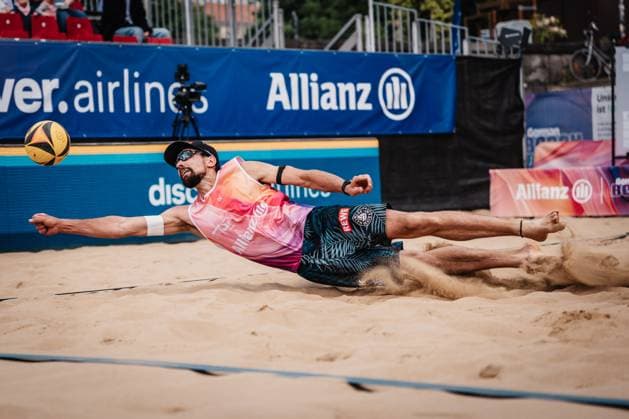 Beachvolleyball Männer Allianz German Beach Tour 2025 Tourstop Düsseldorf 15.05.2025 Jonathan Erdmann springt zum Ball Düsseldorf Robert-Lehr-Ufer Nordrhein-Westfalen Deutschland