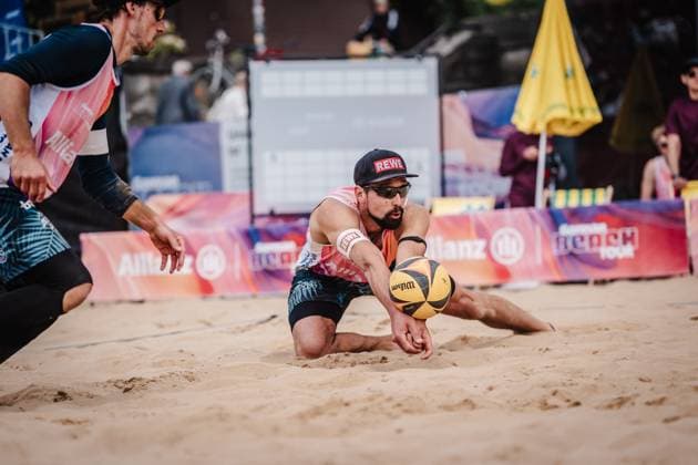 Beachvolleyball Männer Allianz German Beach Tour 2025 Tourstop Düsseldorf 15.05.2025 Jonathan Erdmann spielt den Ball Düsseldorf Robert-Lehr-Ufer Nordrhein-Westfalen Deutschland
