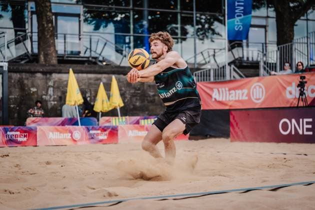 Beachvolleyball Männer Allianz German Beach Tour 2025 Tourstop Düsseldorf 15.05.2025 Luis Henrichs spielt den Ball Düsseldorf Robert-Lehr-Ufer Nordrhein-Westfalen Deutschland