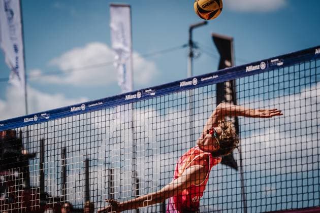 Sport Bilder des Tages Beachvolleyball Männer Allianz German Beach Tour 2025 Tourstop Düsseldorf 15.05.2025 Tamo Wüst beim Angriff Düsseldorf Robert-Lehr-Ufer Nordrhein-Westfalen Deutschland