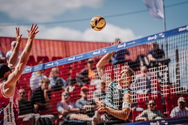 Beachvolleyball Männer Allianz German Beach Tour 2025 Tourstop Düsseldorf 15.05.2025 Luis Kubo beim Angriff Düsseldorf Robert-Lehr-Ufer Nordrhein-Westfalen Deutschland
