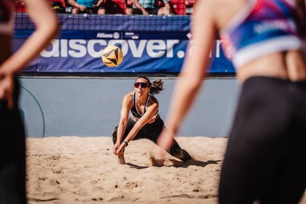 Beachvolleyball Frauen Allianz German Beach Tour 2025 Tourstop Düsseldorf 15.05.2025 Leonie Klinke nimmt den Ball an Düsseldorf Robert-Lehr-Ufer Nordrhein-Westfalen Deutschland