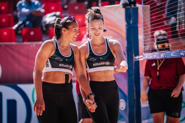 Beachvolleyball Frauen Allianz German Beach Tour 2025 Tourstop Düsseldorf 15.05.2025 v.l. Leonie Klinke und Elea Beutel freuen sich nach dem Sieg Düsseldorf Robert-Lehr-Ufer Nordrhein-Westfalen Deutschland