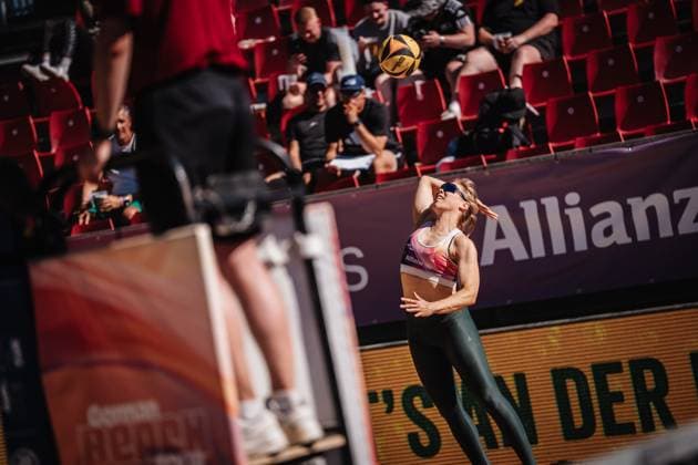 Beachvolleyball Frauen Allianz German Beach Tour 2025 Tourstop Düsseldorf 15.05.2025 Nina Interwies beim Aufschlag Düsseldorf Robert-Lehr-Ufer Nordrhein-Westfalen Deutschland