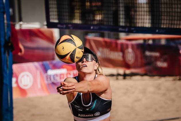 Beachvolleyball Frauen Allianz German Beach Tour 2025 Tourstop Düsseldorf 15.05.2025 Chenoa Christ spielt den Ball Düsseldorf Robert-Lehr-Ufer Nordrhein-Westfalen Deutschland