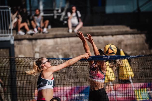 Beachvolleyball Frauen Allianz German Beach Tour 2025 Tourstop Düsseldorf 15.05.2025 v.l. Anna-Chiara Reformat beim Angriff gegen Louisa Marunde Düsseldorf Robert-Lehr-Ufer Nordrhein-Westfalen Deutschland