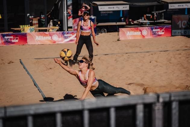 Beachvolleyball Frauen Allianz German Beach Tour 2025 Tourstop Düsseldorf 15.05.2025 Nina Interwies springt zum Ball Düsseldorf Robert-Lehr-Ufer Nordrhein-Westfalen Deutschland