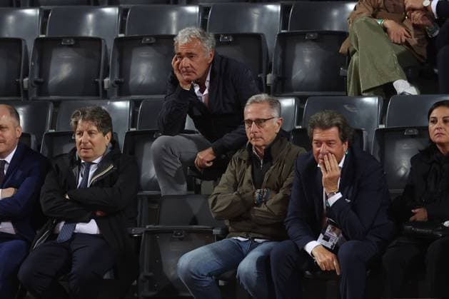 Rome, Italy, italy: Rome, Italy 05 15 2025: VIPs in the stands Massimo Giletti and Paolo Bonolis joke as they watch the women s semifinal during the Internazionali BNL d Italia 2025 WTA, Tennis Damen Masters Men s 1000 circuit in Rome at the Foro Italico. Tennis VIPs In The Bonolis And Giletti Tribune -WTA Master 1000 Women S Semi-Final At The Foro Italico In Rome,  - ZUMAp169 20250515_zea_p169_1485 Copyright: xmarcoxiacobuccix