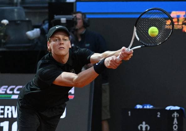 (250516) -- ROME, May 16, 2025 -- Jannik Sinner returns a shot during the men s singles quarter final match between Jannik Sinner of Italy and Casper Ruud of Norway at the ATP, Tennis Herren Italian Open in Rome, Italy, May 15, 2025. (Photo by Xinhua) (SP)ITALY-ROME-TENNIS-ATP-ITALIAN OPEN-JANNIK SINNER VS CASPER RUUD AlbertoxLingria 
