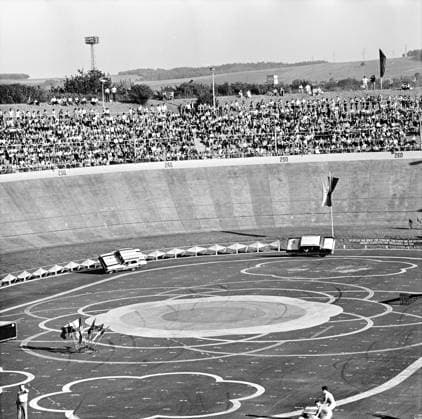 Archivbilder der Woche SPORT KW20 Radrennbahn 08.07.1984, Karl-Marx-Stadt, Radrennbahn im Ernst-Thälmann-Stadion (Sportforum), Autorodeo Pran- Stuntshow *** Cycling track 08 07 1984, Karl Marx Stadt, Cycling track in the Ernst Thälmann Stadium Sportforum , Autorodeo Pran Stuntshow