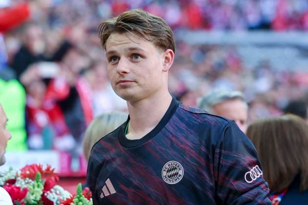 Torhueter Jonas Urbig (FC Bayern Muenchen) schaut, Bundesliga, FC Bayern München v Borussia Mönchengladbach, Allianz Arena am 10. May 2025 in München, Deutschland. (Foto von Marco Steinbrenner DeFodi Images) Torhueter Jonas Urbig (FC Bayern Muenchen) looks on, Bundesliga, FC Bayern München v Borussia Mönchengladbach, Allianz Arena, May 10, 2025 in Munich, Germany. (Photo by Marco Steinbrenner DeFodi Images) DFL regulations prohibit any use of photographs as image sequences and or quasi-video.