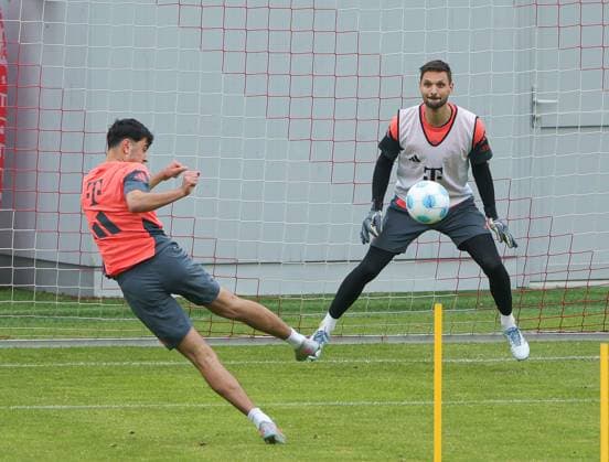 15.05.2025, FC Bayern Training, Saebenerstrasse Muenchen, Fussball im Bild: Aleksandar Pavlovic (FC Bayern Muenchen) vs Sven Ulreich (FC Bayern Muenchen)