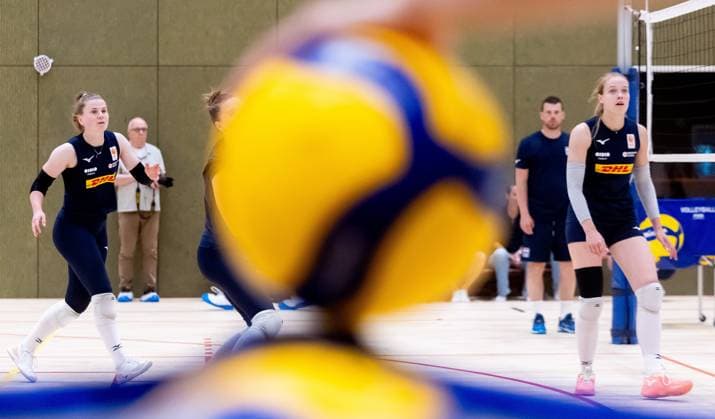 Volleyball, Frauen, Nationalteam Niederlande, Training ARNHEM - The TeamNL Volleyball ladies during a training session prior to a round of Volleyball Nations League play in the Netherlands and the Volleyball World Cup in Thailand. ANP IRIS VAN DEN BROEK xVIxANPxSportx xxANPxIVx 527636386 originalFilename: 527636386.jpg