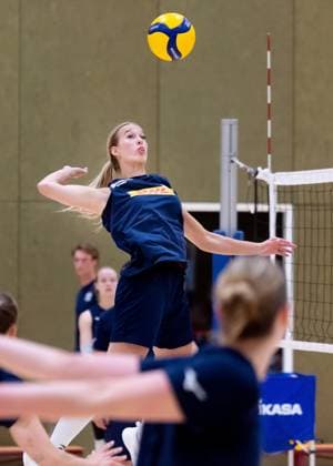 Volleyball, Frauen, Nationalteam Niederlande, Training ARNHEM - Roos Wessels during a training session of the TeamNL Volleyball ladies prior to a round of Volleyball Nations League play in the Netherlands and the Volleyball World Cup in Thailand. ANP IRIS VAN DEN BROEK xVIxANPxSportx xxANPxIVx 527636400 originalFilename: 527636400.jpg