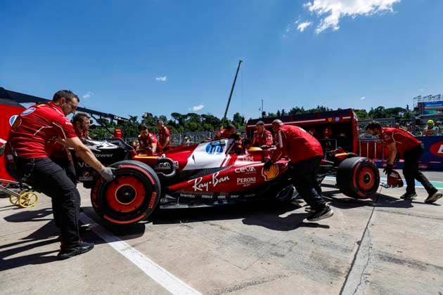 F1 - EMILIA ROMAGNA GRAND PRIX 2025 44 HAMILTON Lewis (gbr), Scuderia Ferrari SF-25, action mechanic, mecanicien, mechanics during the Formula 1 AWS Gran Premio del Made in Italy e Dell™Emilia-Romagna 2025, Emilia Romagna Grand Prix 2025, 7th round of the 2025 FIA Formula One World Championship, WM, Weltmeisterschaft from May 16 to 18, 2025 on the Autodromo Internazionale Enzo e Dino Ferrari, in Imola, Italy - ImolaItaly Copyright: xJavierxJimenezx