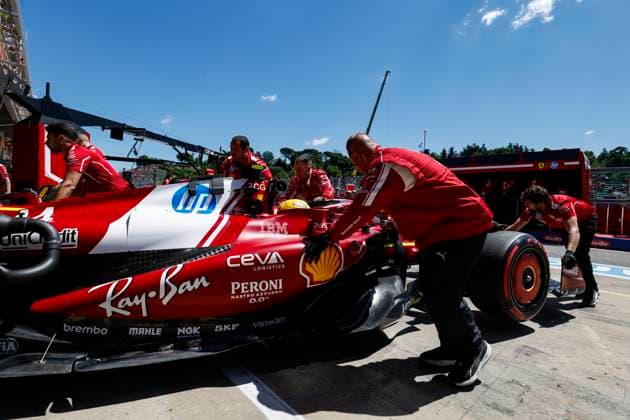 F1 - EMILIA ROMAGNA GRAND PRIX 2025 44 HAMILTON Lewis (gbr), Scuderia Ferrari SF-25, action mechanic, mecanicien, mechanics during the Formula 1 AWS Gran Premio del Made in Italy e Dell™Emilia-Romagna 2025, Emilia Romagna Grand Prix 2025, 7th round of the 2025 FIA Formula One World Championship, WM, Weltmeisterschaft from May 16 to 18, 2025 on the Autodromo Internazionale Enzo e Dino Ferrari, in Imola, Italy - ImolaItaly Copyright: xJavierxJimenezx