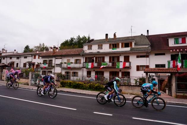 The pack rides cycles during the stage 7 of the Giro d™Italia from Castel di Sangro to Tagliacozzo, Italy - Friday, May 16, 2025. - cycling.  Copyright: xFabioxFerrari LaPressex