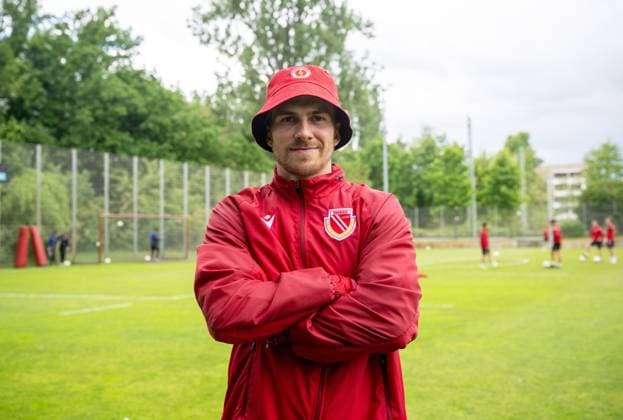 Fußball, Herren, Saison 2024 2025, 3. Liga, FC Energie Cottbus, Training, Phil Halbauer (Energie Cottbus) mit Fischerhut, 16.05. 2025, Copyright: xMatthiasxKochx