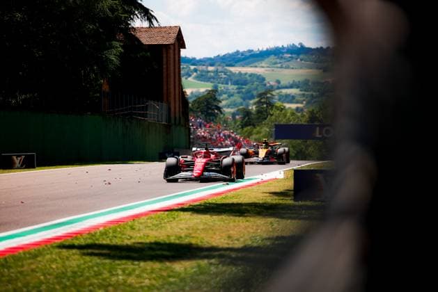 Formula 1 AWS Gran Premio del Made in Italy e dell Emilia-Romagna Alexis Perrin OVERTAKE MAXPPP - Imola 16 05 2025 16 LECLERC Charles (mon), Scuderia Ferrari, action 04 NORRIS Lando (gbr), McLaren F1 Team, action during the Formula 1 AWS Gran Premio del Made in Italy e dell Emilia-Romagna Grand Prix 2025, the 7th round of the 2025 FIA Formula 1 World Championship, WM, Weltmeisterschaft on the Autodromo Internazionale Enzo e Dino Ferrari from May 15 to 18, 2025, in Imola, Italy Imola Italy Copyright: xOVERTAKE MAXPPPxAlexisxPerrinx OVT202505169775 OVT202505169775