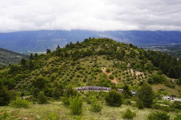 The pack rides cycles during the stage 7 of the Giro d™Italia from Castel di Sangro to Tagliacozzo, Italy - Friday, May 16, 2025. - cycling.  Copyright: xFabioxFerrari LaPressex