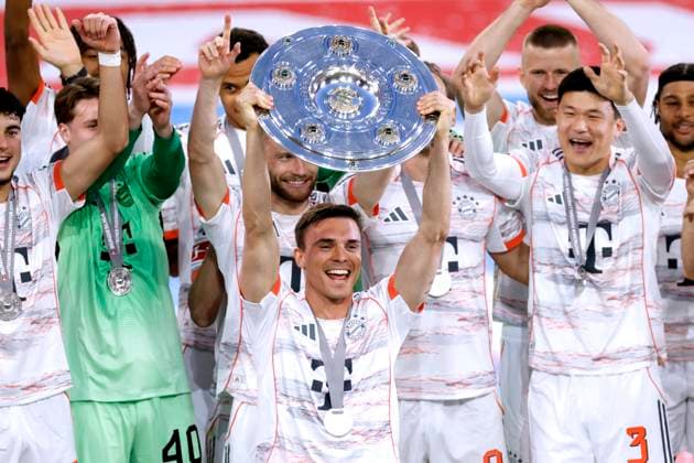PALHINHA Joao Team FC Bayern Muenchen bei der Siegerehrung mit der Meisterschale Fußball Bundesliga Saison 2024 - 2025 Deutscher Meister 2025 FC Bayern Muenchen FC Bayern Muenchen - Borussia Moenchengladbach am 10.05.2025 in Muenchen DFL REGULATIONS PROHIBIT ANY USE OF PHOTOGRAPHS as IMAGE SEQUENCES and or QUASI-VIDEO Copyright: xLacixPerenyix