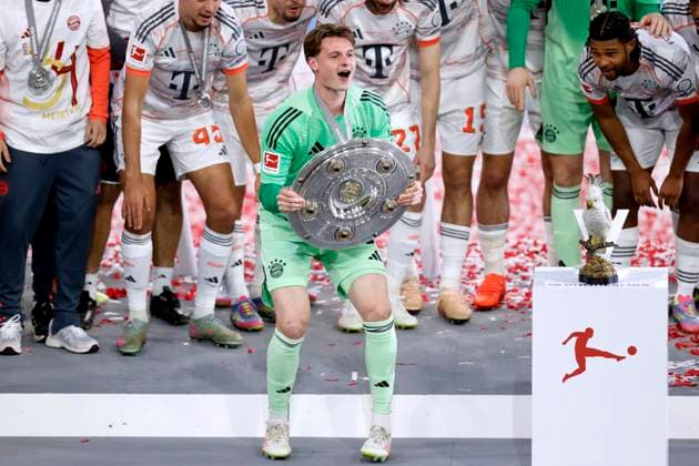 URBIG Jonas Torwart Team FC Bayern Muenchen bei der Siegerehrung mit der Meisterschale Fußball Bundesliga Saison 2024 - 2025 Deutscher Meister 2025 FC Bayern Muenchen FC Bayern Muenchen - Borussia Moenchengladbach am 10.05.2025 in Muenchen DFL REGULATIONS PROHIBIT ANY USE OF PHOTOGRAPHS as IMAGE SEQUENCES and or QUASI-VIDEO Copyright: xLacixPerenyix