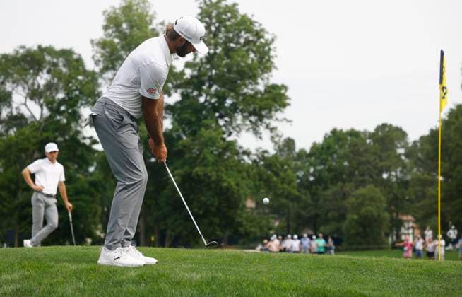 Max Homa hits his second chip to the green on the 4th hole during the second round of the 2025 PGA, Golf Herren Championship at the Quail Hollow Golf Club in Charlotte, North Carolina on Friday, May 16, 2025.  CHA20250516639 TANNENxMAURY