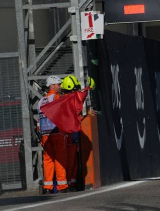 16.05.2025, Autodromo Enzo e Dino Ferrari, Imola, Formel 1 Grand Prix Emilia Romagna 2025 ,im Bild Ein Streckenposten schwenkt die rote Flagge. (Photo by Hasan Bratic DeFodi Images)