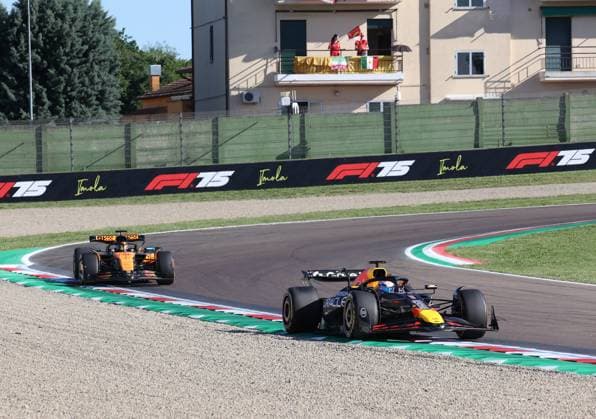 16.05.2025, Autodromo Enzo e Dino Ferrari, Imola, Formel 1 Grand Prix Emilia Romagna 2025 ,im Bild Max Verstappen (NLD), Oracle Red Bull Racing, Oscar Piastri (AUS), McLaren F1 Team (Photo by Alessandro Martelotta Hasan Bratic DeFodi Images)