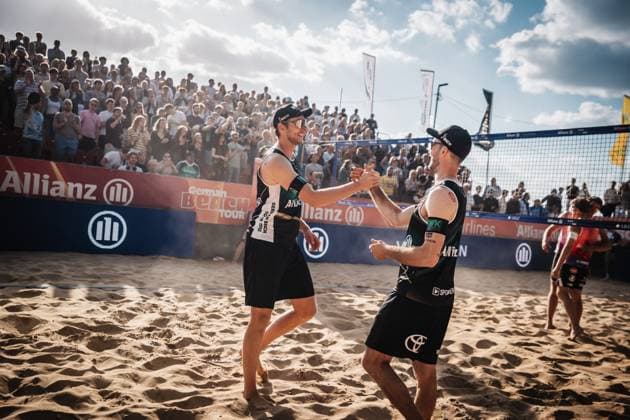 Beachvolleyball Männer Allianz German Beach Tour 2025 Tourstop Düsseldorf 16.05.2025 v.l. Nils Ehlers und Clemens Wickler freuen sich jubeln nach dem Sieg Düsseldorf Robert-Lehr-Ufer Nordrhein-Westfalen Deutschland