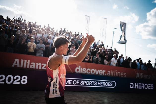 Beachvolleyball Männer Allianz German Beach Tour 2025 Tourstop Düsseldorf 16.05.2025 Luis Kubo dankt den Zuschauern mit seinen Daumen Düsseldorf Robert-Lehr-Ufer Nordrhein-Westfalen Deutschland