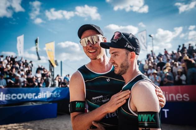 Beachvolleyball Männer Allianz German Beach Tour 2025 Tourstop Düsseldorf 16.05.2025 v.l. Nils Ehlers und Clemens Wickler freuen sich Düsseldorf Robert-Lehr-Ufer Nordrhein-Westfalen Deutschland