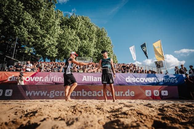 Beachvolleyball Männer Allianz German Beach Tour 2025 Tourstop Düsseldorf 16.05.2025 v.l. Martins Plavins und Kristians Fokerots Düsseldorf Robert-Lehr-Ufer Nordrhein-Westfalen Deutschland