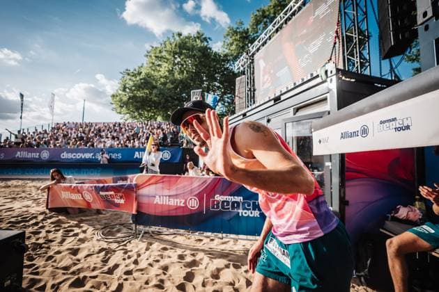 Beachvolleyball Männer Allianz German Beach Tour 2025 Tourstop Düsseldorf 16.05.2025 Niklas Held läuft ins Stadion ein Düsseldorf Robert-Lehr-Ufer Nordrhein-Westfalen Deutschland