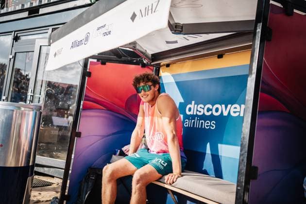 Beachvolleyball Männer Allianz German Beach Tour 2025 Tourstop Düsseldorf 16.05.2025 Hennes Nissen auf der Spielerbank Düsseldorf Robert-Lehr-Ufer Nordrhein-Westfalen Deutschland