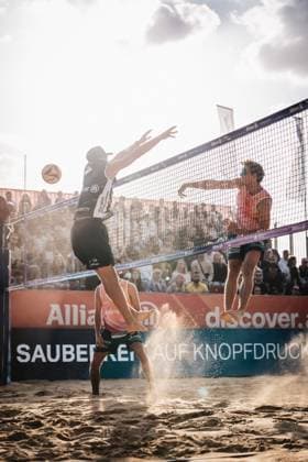 Beachvolleyball Männer Allianz German Beach Tour 2025 Tourstop Düsseldorf 16.05.2025 v.l. Kristians Fokerots und Hennes Nissen Düsseldorf Robert-Lehr-Ufer Nordrhein-Westfalen Deutschland