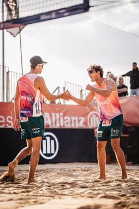 Beachvolleyball Männer Allianz German Beach Tour 2025 Tourstop Düsseldorf 16.05.2025 v.l. Niklas Held und Hennes Nissen jubeln Düsseldorf Robert-Lehr-Ufer Nordrhein-Westfalen Deutschland