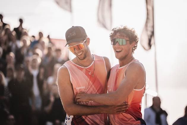 Beachvolleyball Männer Allianz German Beach Tour 2025 Tourstop Düsseldorf 16.05.2025 v.l. Niklas Held und Hennes Nissen jubeln Düsseldorf Robert-Lehr-Ufer Nordrhein-Westfalen Deutschland