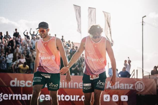 Beachvolleyball Männer Allianz German Beach Tour 2025 Tourstop Düsseldorf 16.05.2025 v.l. Niklas Held und Hennes Nissen jubeln Düsseldorf Robert-Lehr-Ufer Nordrhein-Westfalen Deutschland