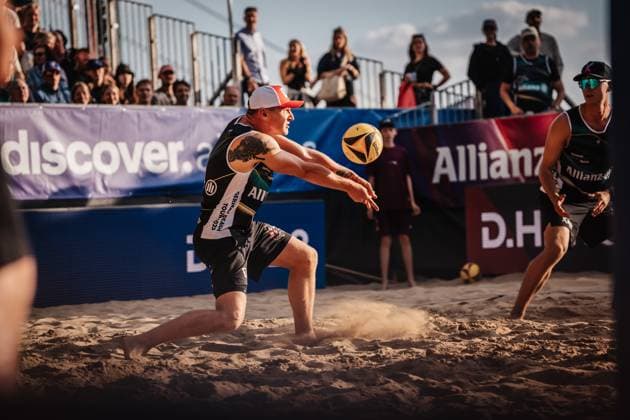 Beachvolleyball Männer Allianz German Beach Tour 2025 Tourstop Düsseldorf 16.05.2025 Martins Plavins nimmt den Ball an Düsseldorf Robert-Lehr-Ufer Nordrhein-Westfalen Deutschland
