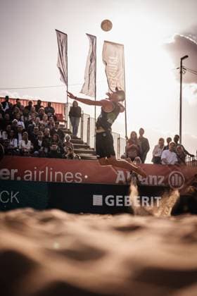 Beachvolleyball Männer Allianz German Beach Tour 2025 Tourstop Düsseldorf 16.05.2025 Kristians Fokerots beim Aufschlag Düsseldorf Robert-Lehr-Ufer Nordrhein-Westfalen Deutschland